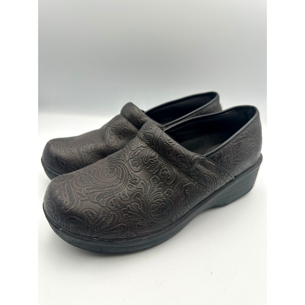 SafeTStep Brown Embossed Clogs Size 10‎ Tooled Paisley Slip Resistant Comfort
